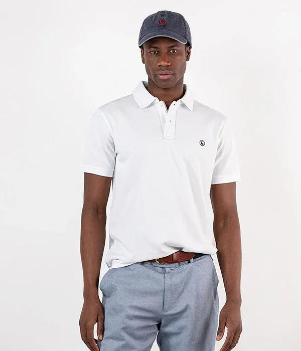 גבר לובש חולצת פולו לבנה וכובע כחול, אופנה יוקרתית CHOZEN מקבוצת אלפא