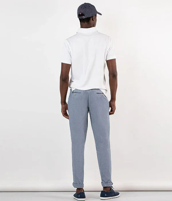 גבר לובש חולצה לבנה ומכנסיים אפורים, כובע כחול, אופנת גברים CHOZEN