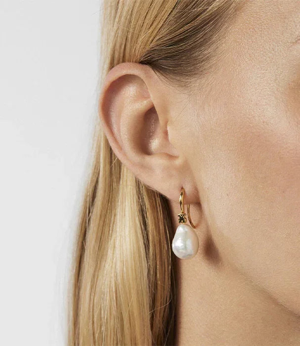 עגיל זהב עם תליון פנינה תלוי על אוזן אישה, תכשיטי יוקרה מבית CHOZEN