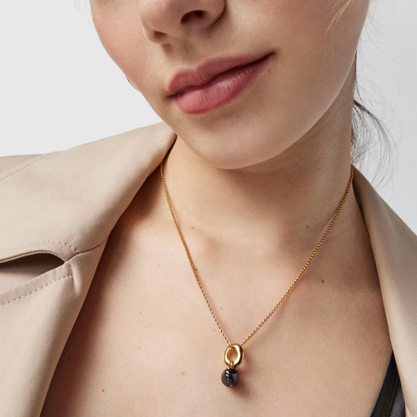 שרשרת זהב בעיצוב מודרני עם תליון עגול, דגם אופנתי מ-CHOZEN, צילום תקריב על צוואר אישה