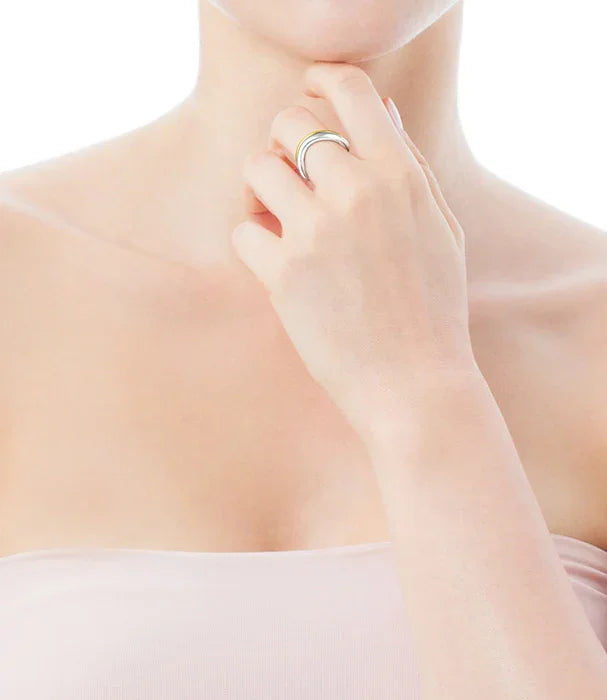 דוגמנית עונדת טבעת כסף אלגנטית על יד, תכשיטי יוקרה ב-CHOZEN מבית קבוצת אלפא