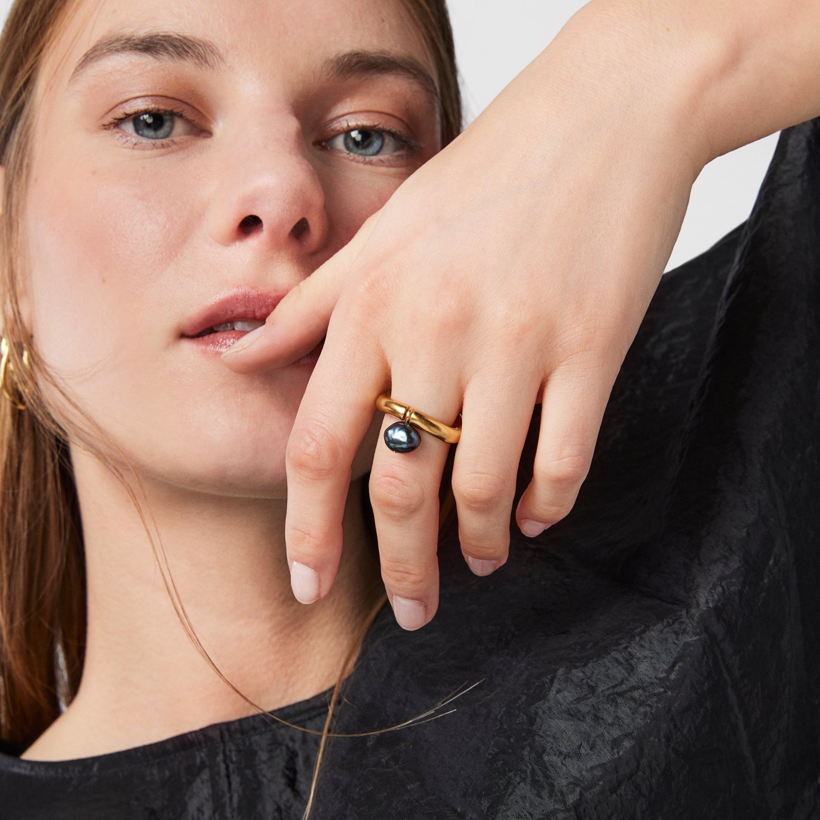 טואוס טבעת מכסף ועליו זהב 18 קראט בשילוב פנינה - CHOZEN