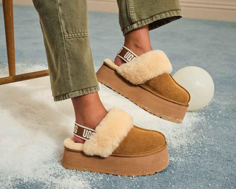 נעליים מוגבהות UGG פרווה חום בהירות על שטיח תכלת, אופנה CHOZEN מותגים מובילים