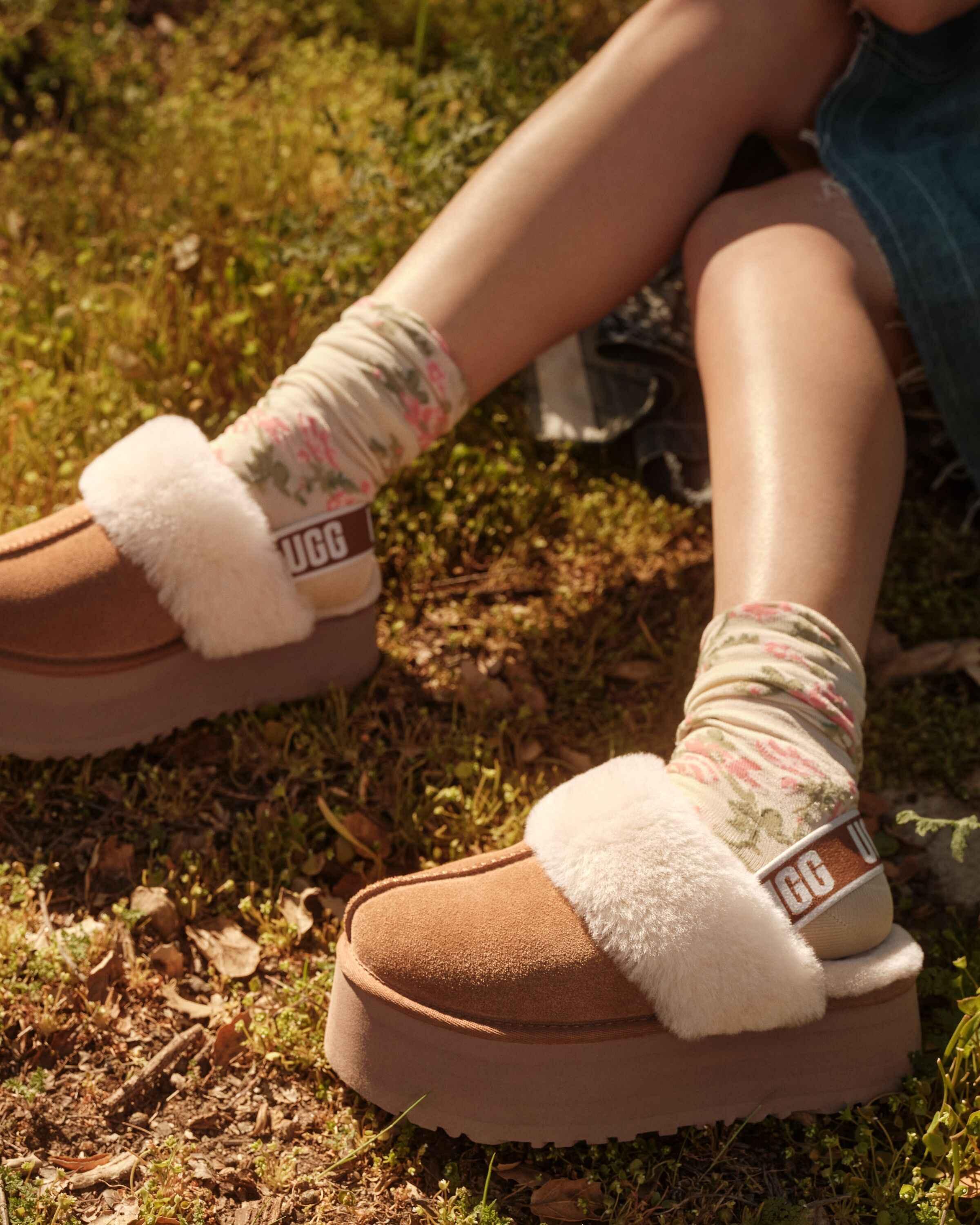 נעלי UGG חומות עם פרווה לבנה על דשא, גרביים פרחוניות, קולקציה באתר CHOZEN