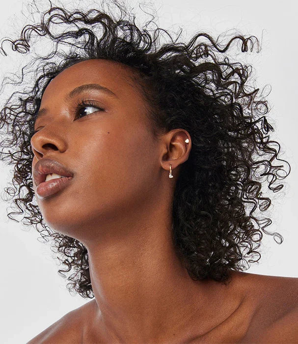 אישה עם תלתלים ועגיל כסף קטן, צולם ל-CHOZEN מבית קבוצת אלפא