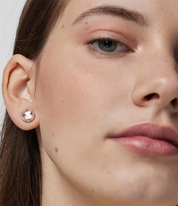 עגיל סטוד בסגנון יוקרתי על אוזן של אישה, תכשיטים ממותגי היוקרה ב-CHOZEN