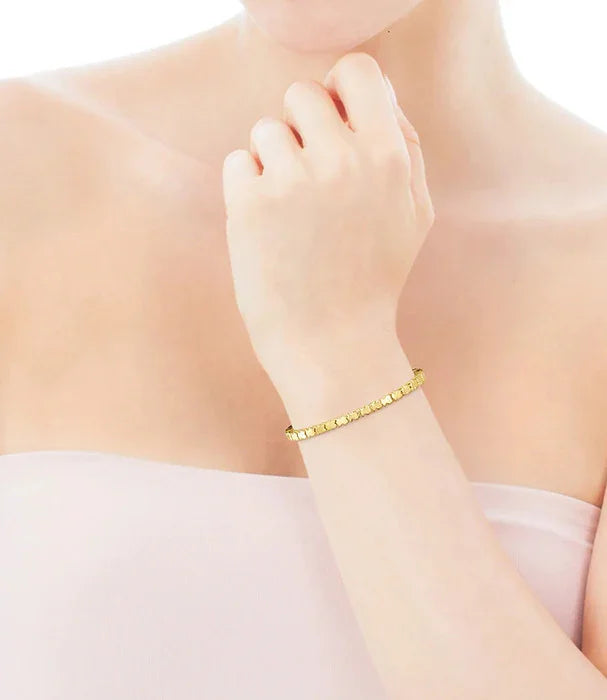 צמיד זהב יוקרתי על יד של אישה, תכשיטי CHOZEN מבית קבוצת אלפא