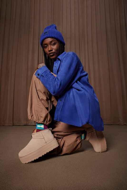 אופנת חורף CHOZEN, דוגמנית עם מעיל כחול, כובע סרוג ונעלי פלטפורמה בז', צילום סטודיו