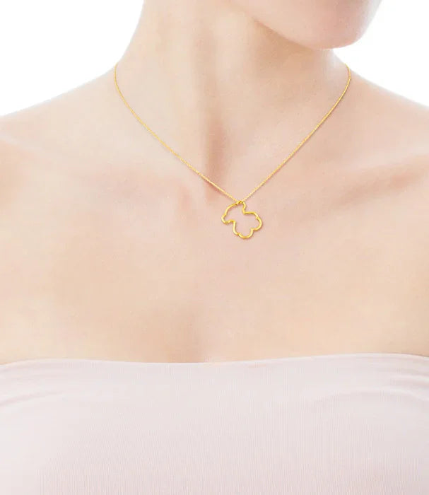 שרשרת זהב עדינה עם תליון בצורת פרח על צוואר דוגמנית, תכשיט אופנתי מבית CHOZEN