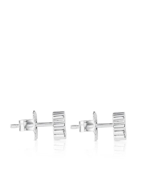 עגילי סטאד כסף בעיצוב מודרני, צילום מוצר רקע לבן, תכשיטים CHOZEN