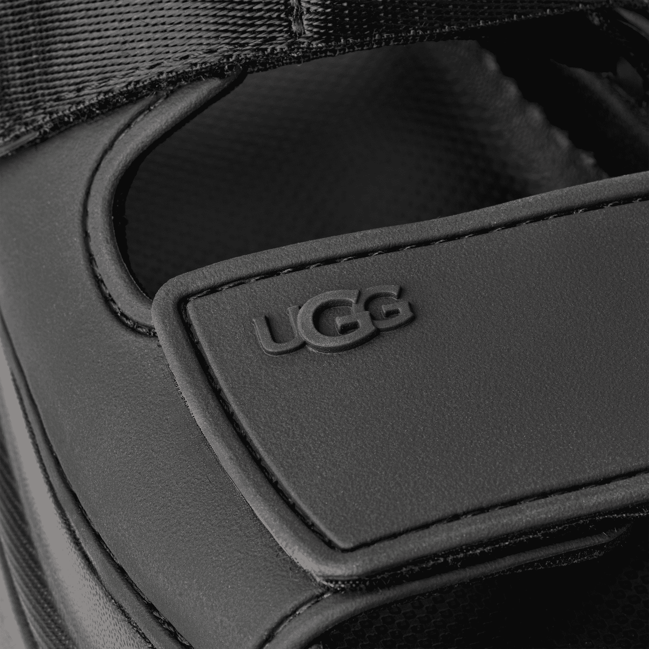 סנדל שחור UGG מבית קבוצת אלפא, תקריב על רצועה עם לוגו, אופנה יוקרתית CHOZEN