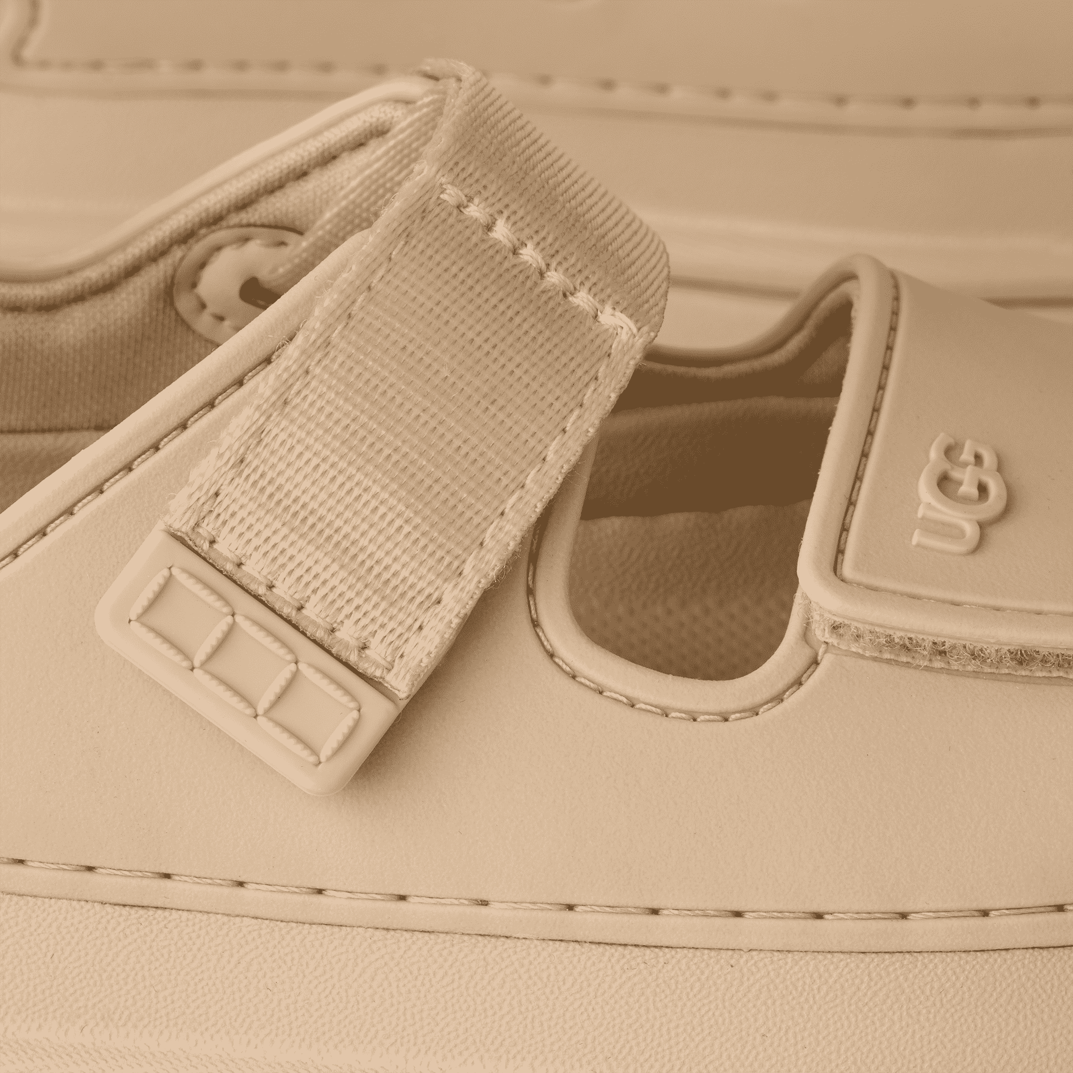 תקריב סנדל UGG בז', רצועת סקוץ' עם תפרים, מבית קבוצת אלפא CHOZEN