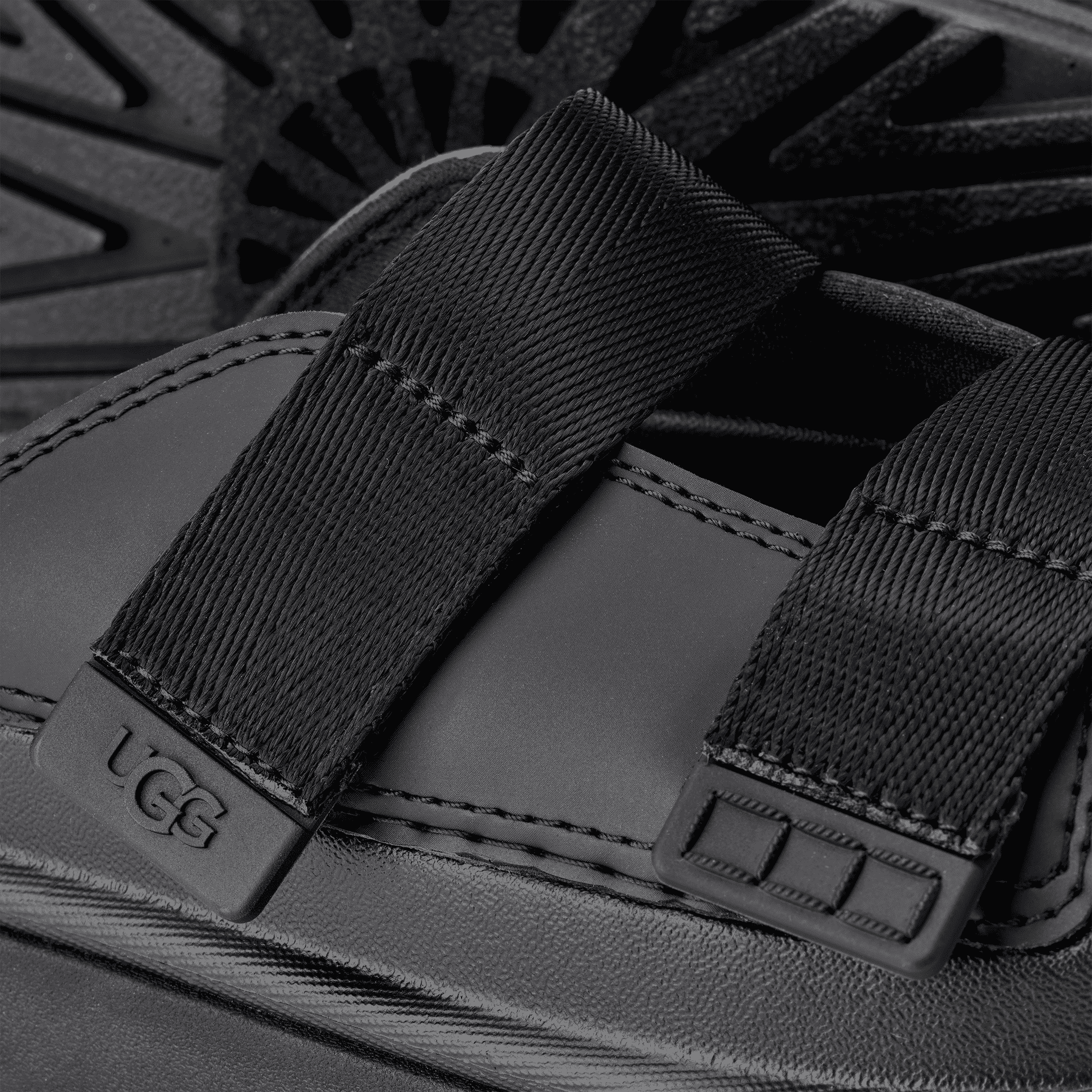 סנדל UGG שחור, רצועות עבות, תפרים מודגשים, בלעדי באתר CHOZEN, מותגים מבית קבוצת אלפא