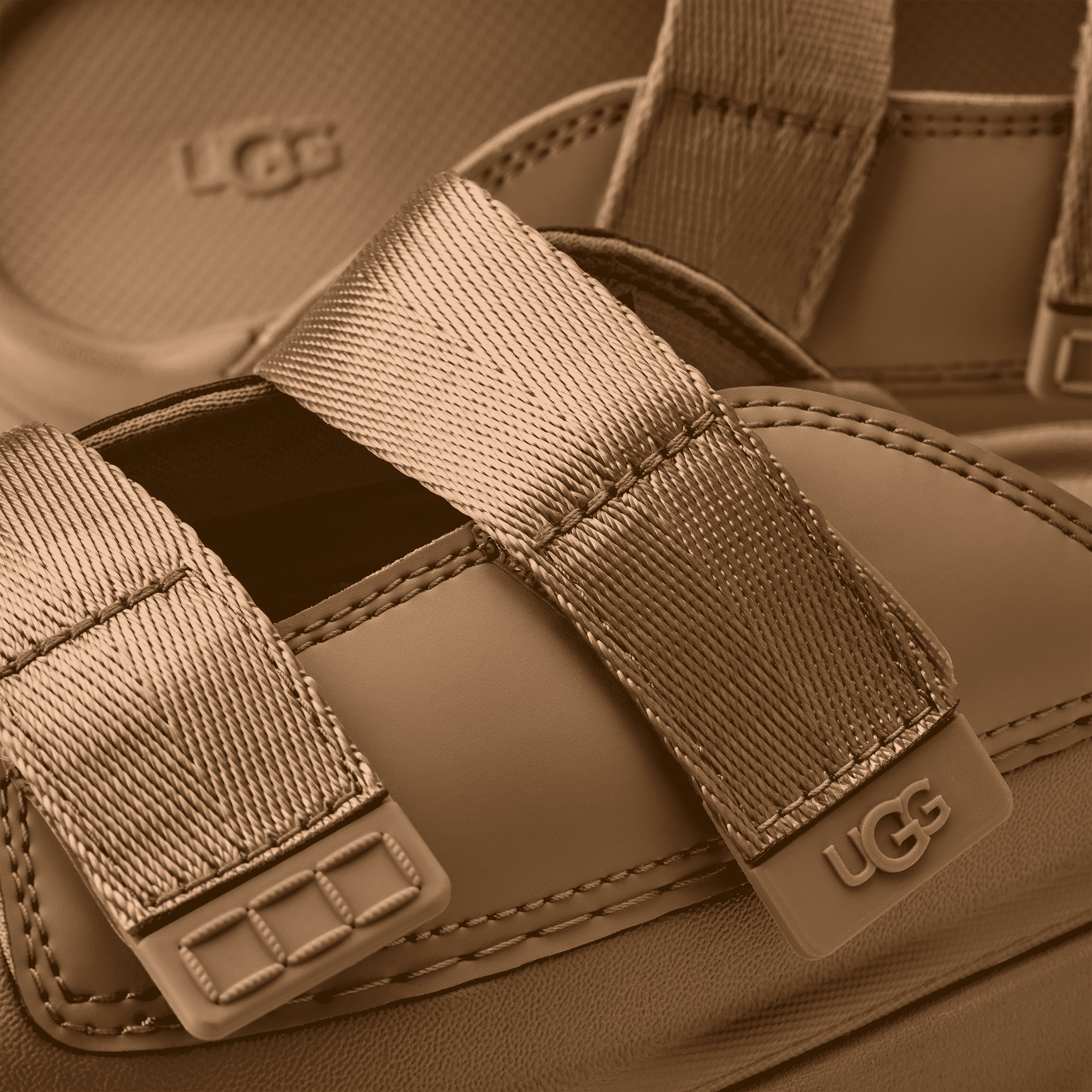 תקריב רצועות סנדלי UGG איכותיות, מותג מוביל ב-CHOZEN, עור ותפרים עבים לעיצוב יוקרתי