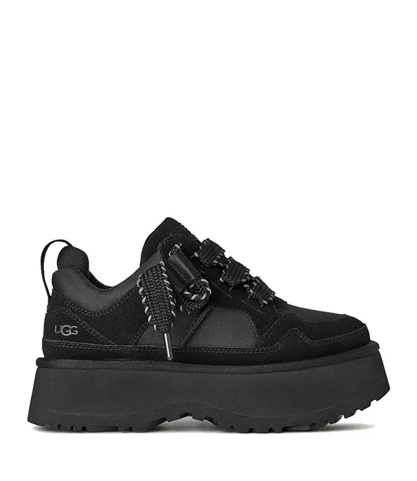 נעל סניקרס UGG שחורה עם סוליה עבה, עיצוב מודרני, מאתר המותגים CHOZEN