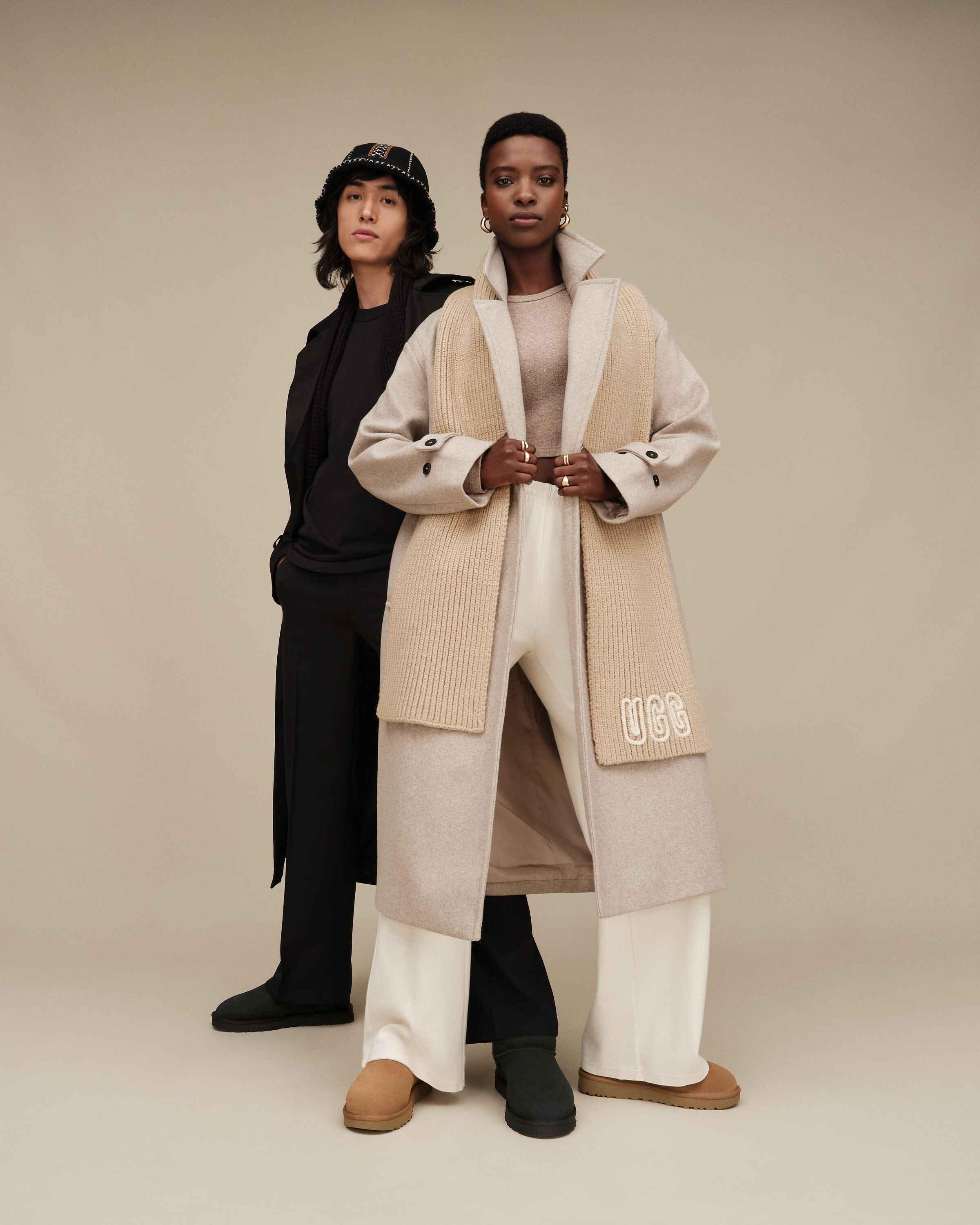 שני דוגמנים בלבוש חורף אופנתי UGG, מעילים בהירים ונעליים, מבית CHOZEN קבוצת אלפא