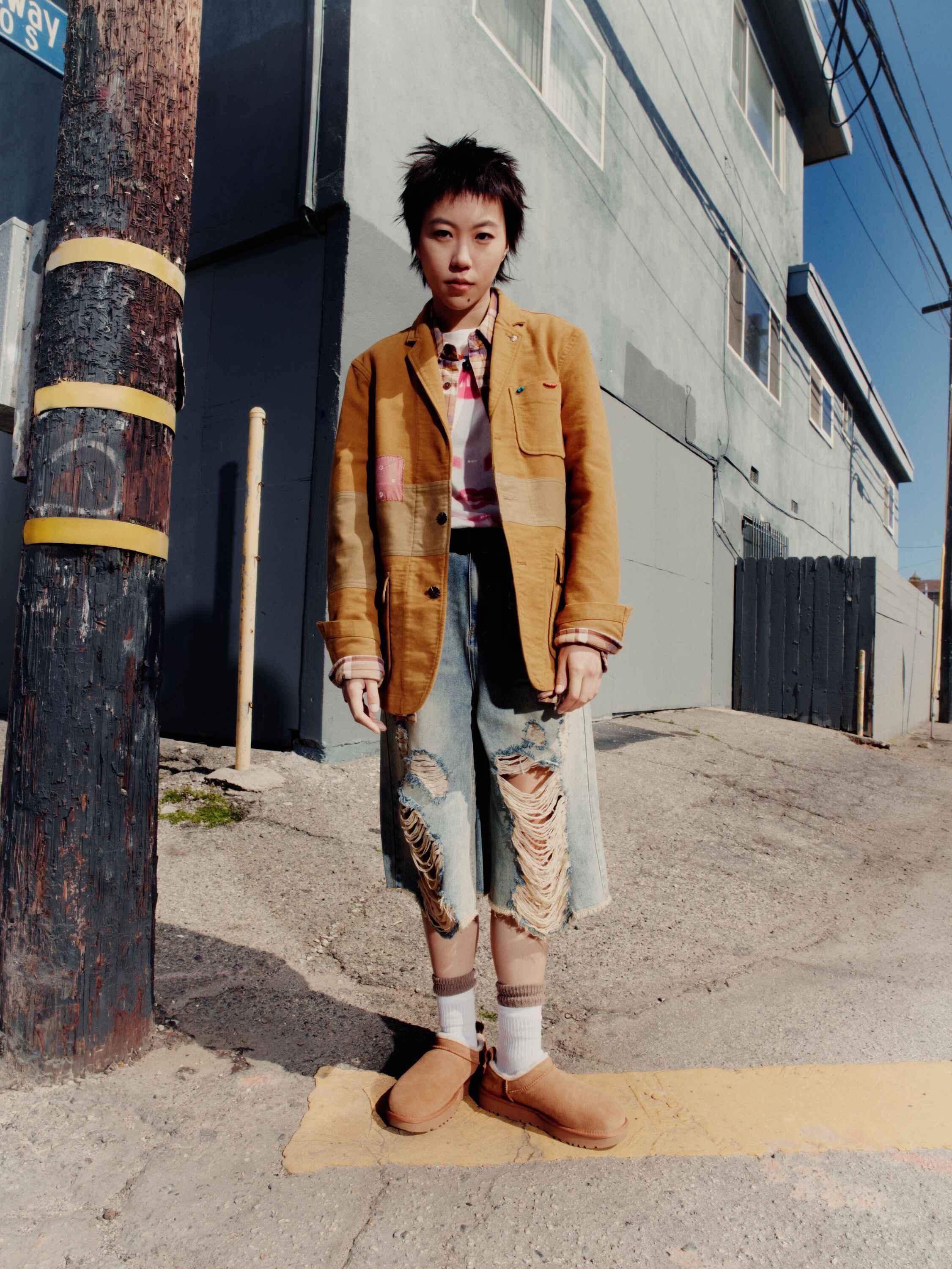 אופנת רחוב עדכנית עם ז'קט חום, מכנסי ג'ינס קרועים ונעליים חומות, CHOZEN מותגים מובילים