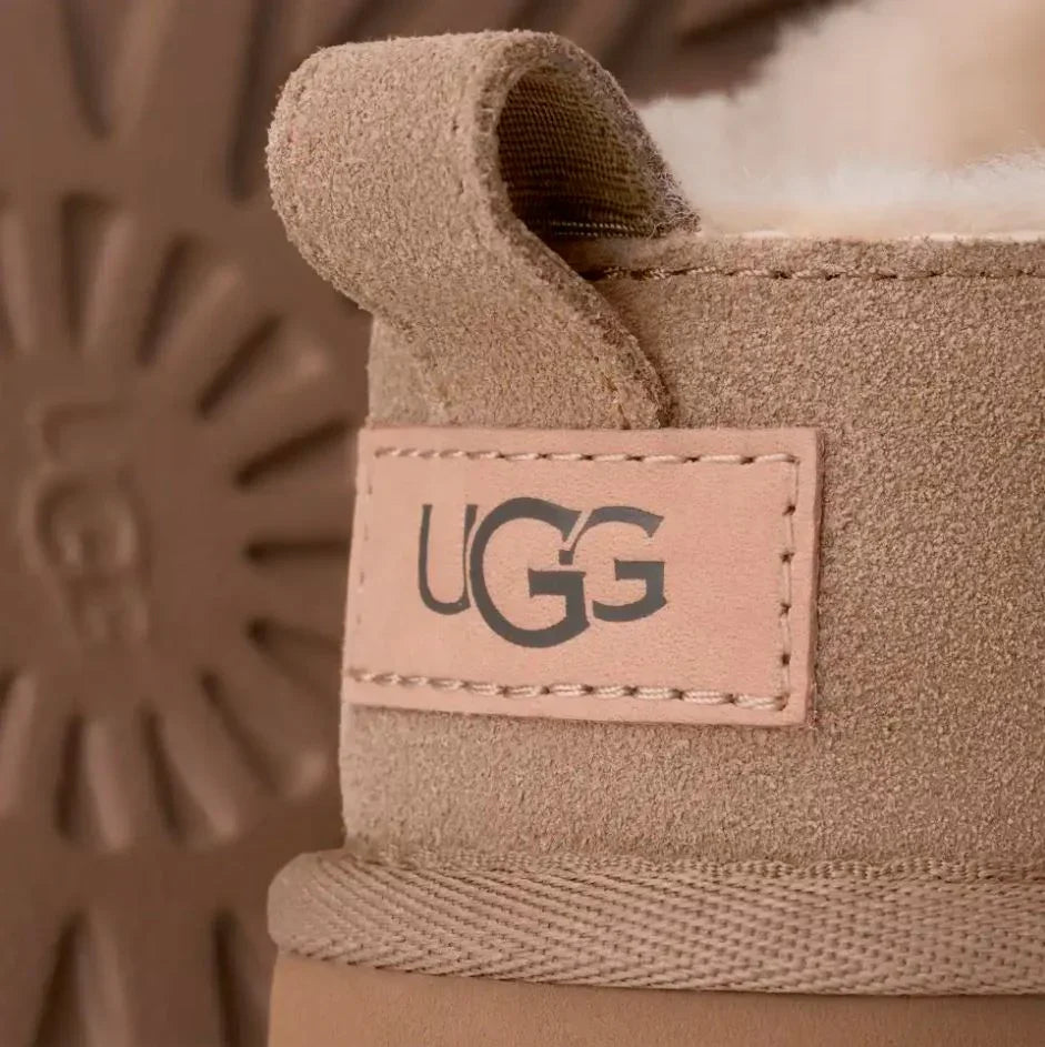 תג UGG על מגף עור חום עם פרווה, מותג מוביל ב-CHOZEN קבוצת אלפא