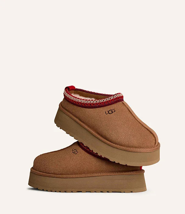 נעלי UGG חומות עם סוליה עבה ועיטור אדום, קולקציית מותגים ב-CHOZEN