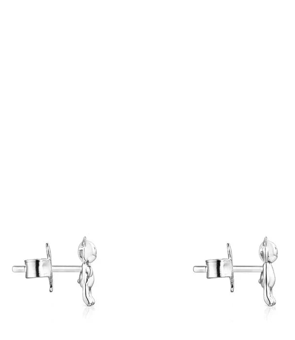 עגילי דמות כסף קטנים בסגנון מודרני, תכשיטי CHOZEN, צילום מוצר נקי