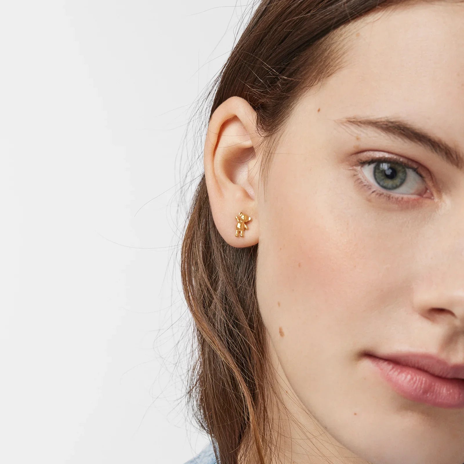 עגיל זהב קטן בסגנון מודרני על אוזן של דוגמנית, CHOZEN מותג תכשיטים יוקרתי