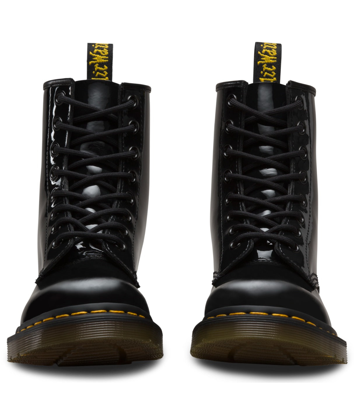 מגפי DR. MARTENS 1460 שחורים לכה לנשים, מבט חזיתי ישיר על זוג מגפיים, מבית CHOZEN