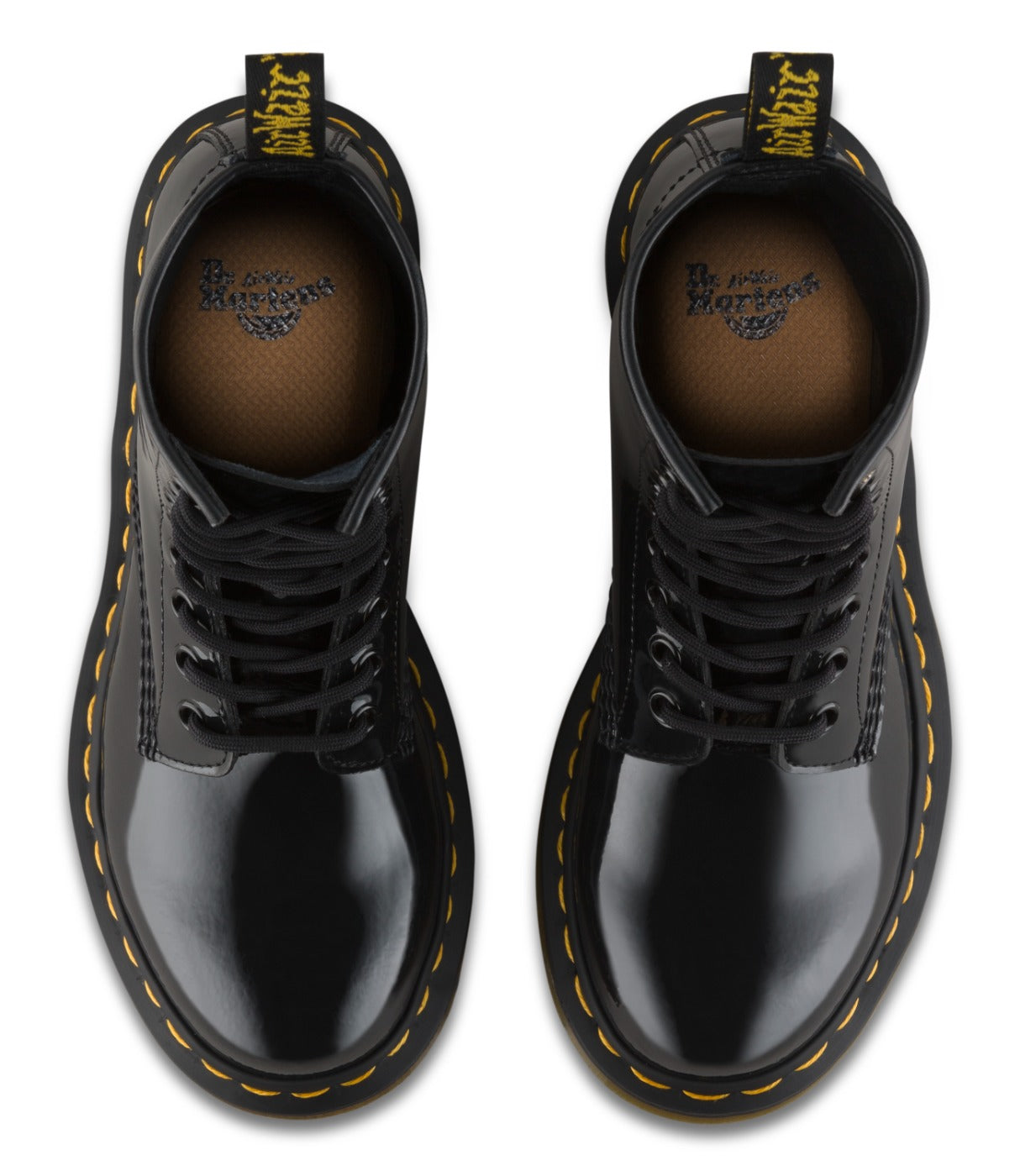 מגפי DR. MARTENS 1460 שחורים לכה לנשים, מבט מלמעלה על זוג מגפיים עם פנים המגף, מבית CHOZEN