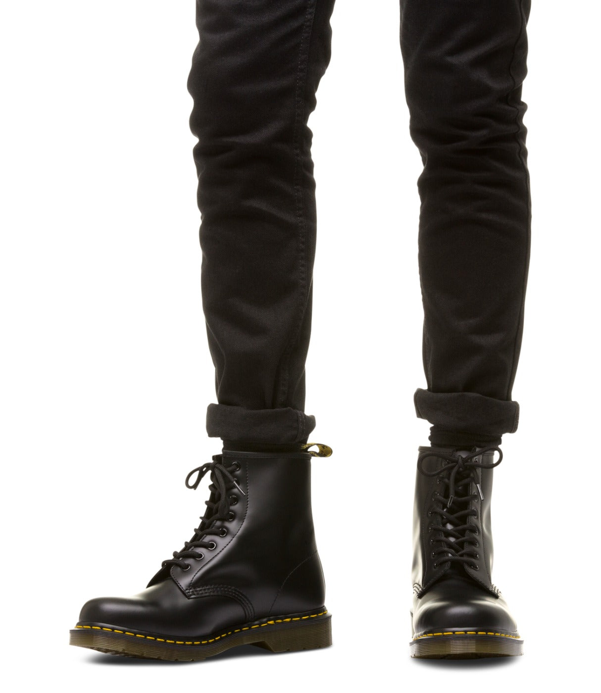 מגפי DR. MARTENS 1460 שחורים על רגלי מודל עם ג'ינס שחור מקופל, מבט קדמי על גוף, מבית CHOZEN