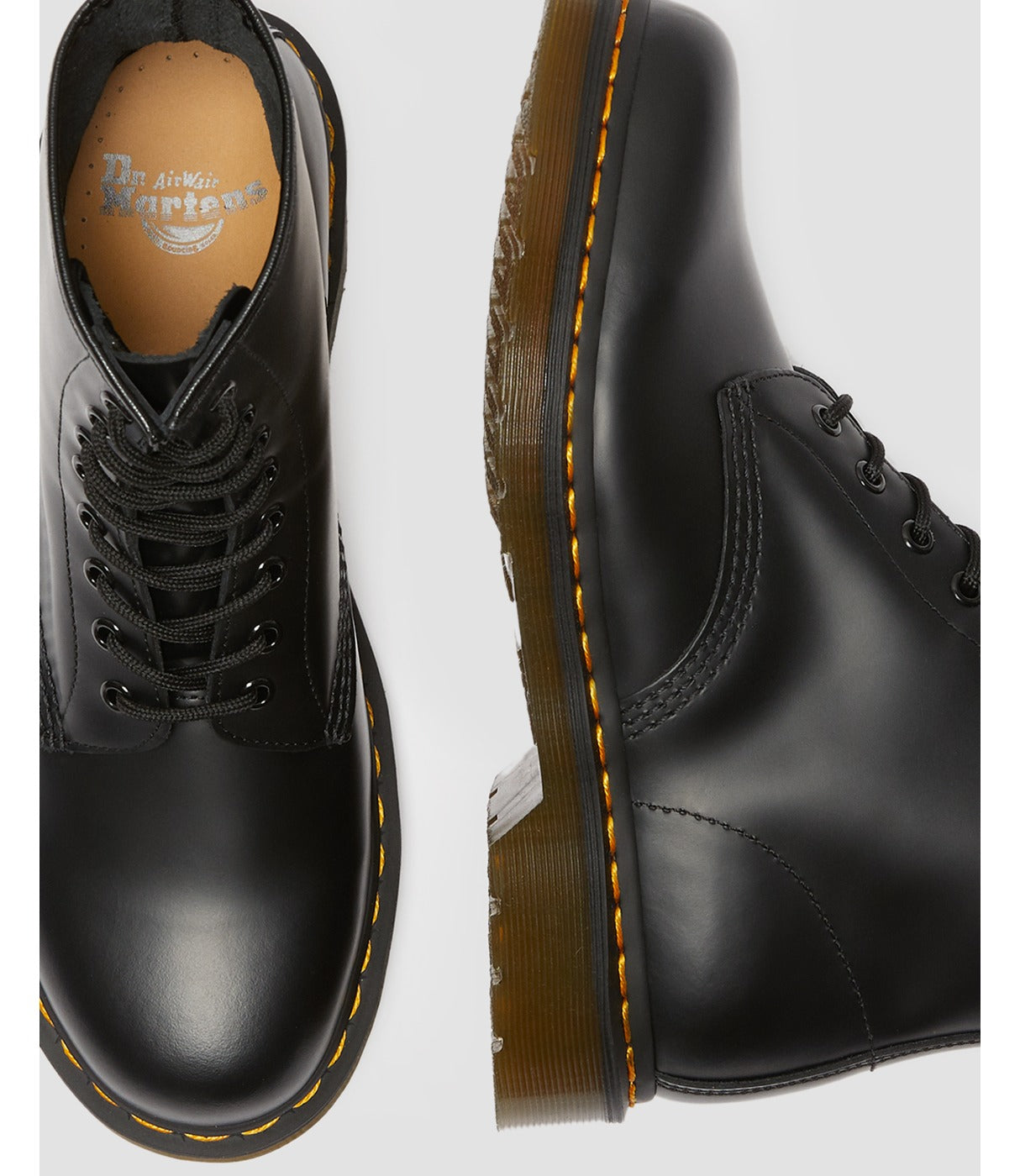 תקריב מלמעלה ומהצד של מגף DR. MARTENS 1460 שחור, תפר צהוב וסוליה חומה, מבית CHOZEN