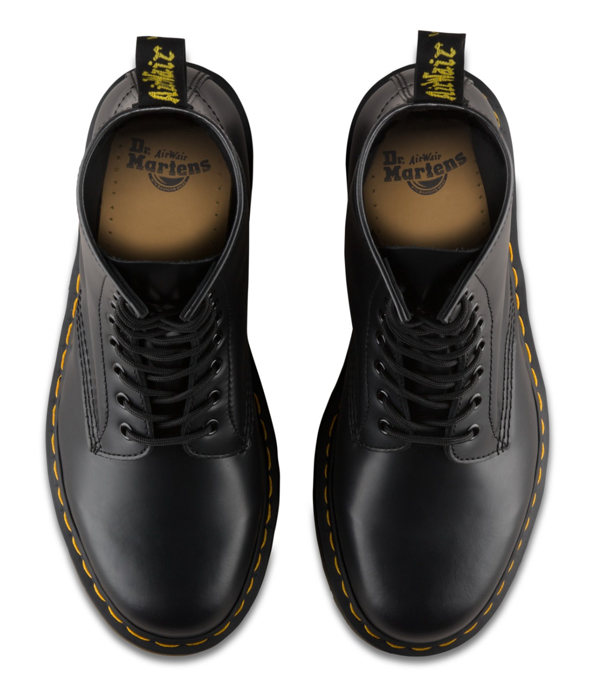 זוג מגפי DR. MARTENS 1460 שחורים, מבט עילי על שני המגפים עם לוגו ותפר צהוב, מבית CHOZEN
