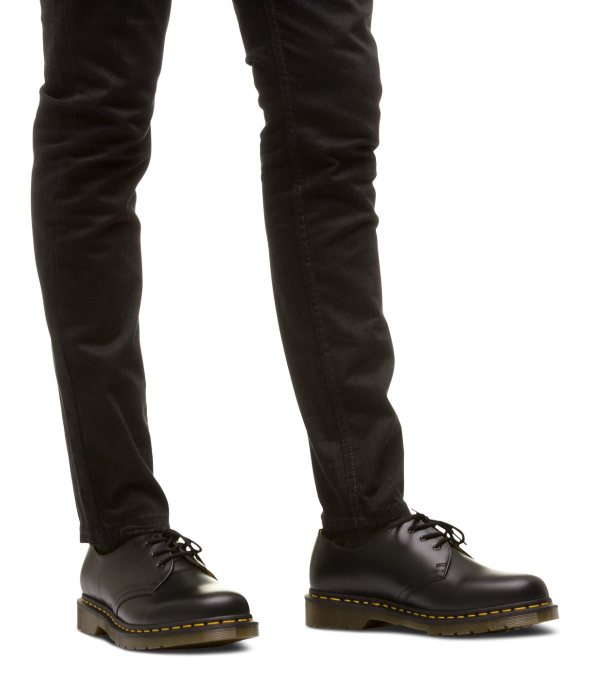 DR. MARTENS GIBSON שחורות, תצוגת מוצר שלמה על רקע לבן, מבית CHOZEN