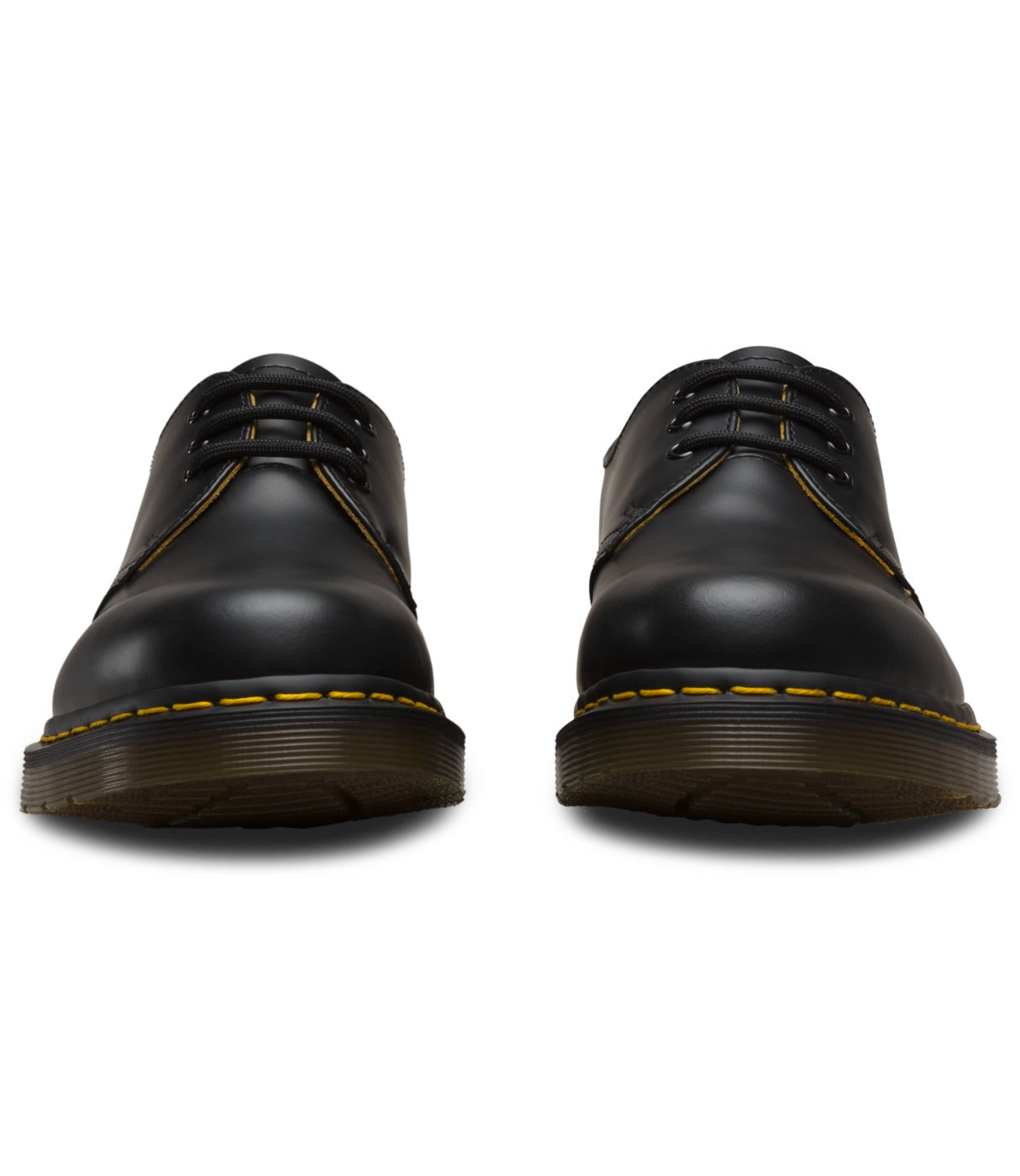 מבט מלפנים על זוג נעלי DR. MARTENS GIBSON שחורות עם שרוכים ותפר צהוב, מבית CHOZEN