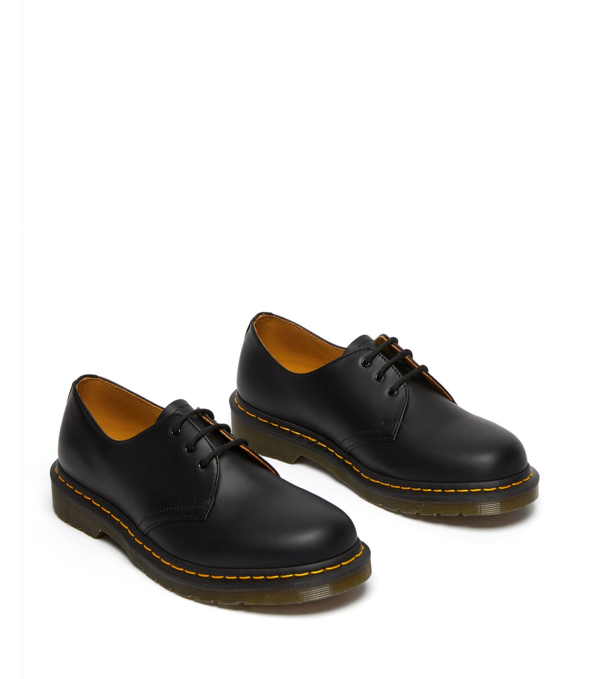 זוג נעלי עור שחורות של DR. MARTENS GIBSON, מבט מלפנים בזווית עליונה, מבית CHOZEN