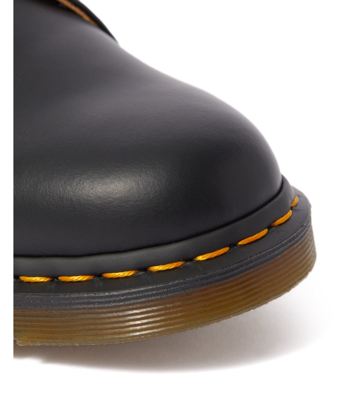 נעלי DR. MARTENS GIBSON שחורות מוצגות מלמטה, דפוס סוליה ייחודי, מבית CHOZEN