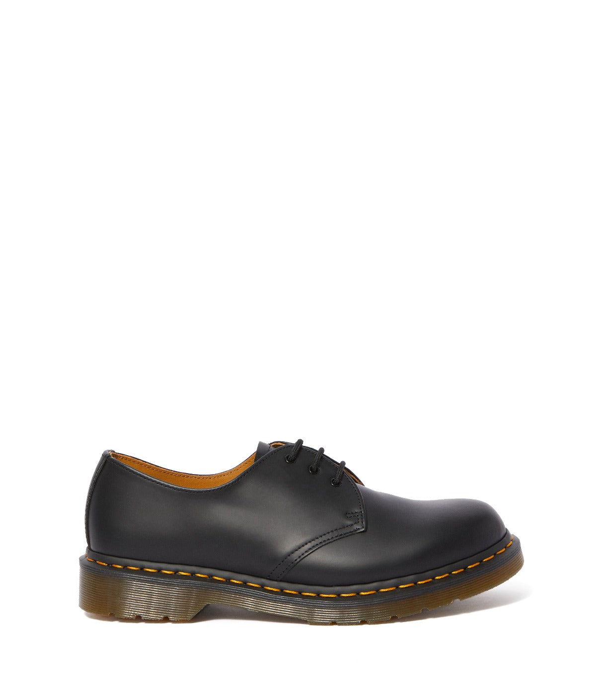נעל עור שחורה של DR. MARTENS GIBSON, מבט מהצד עם סוליה צהובה, מבית CHOZEN