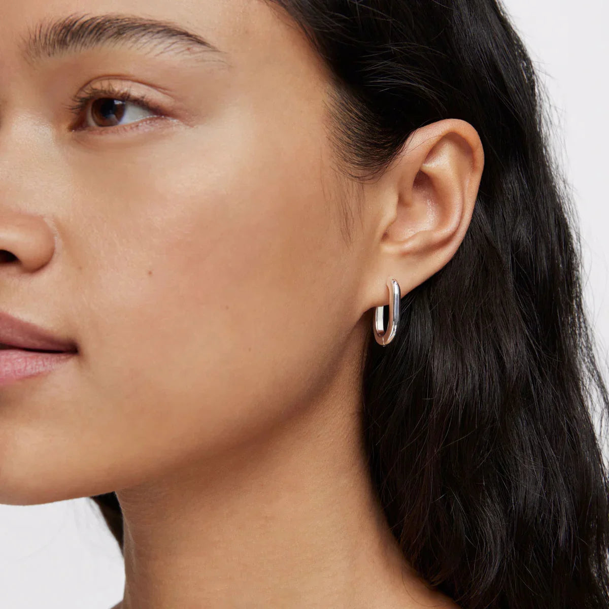 עגיל חישוק כסף מבריק על אוזן אישה, תכשיט אופנתי מבית CHOZEN