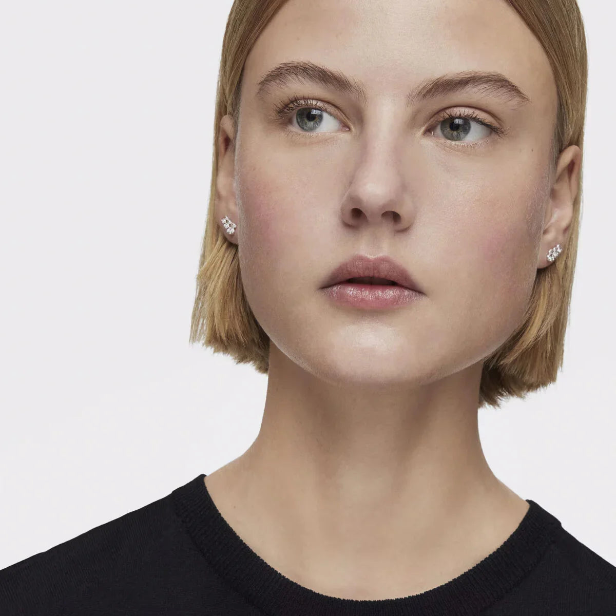 דוגמנית עם עגילי יהלום נוצצים, תכשיטי אופנה יוקרתיים CHOZEN מבית קבוצת אלפא