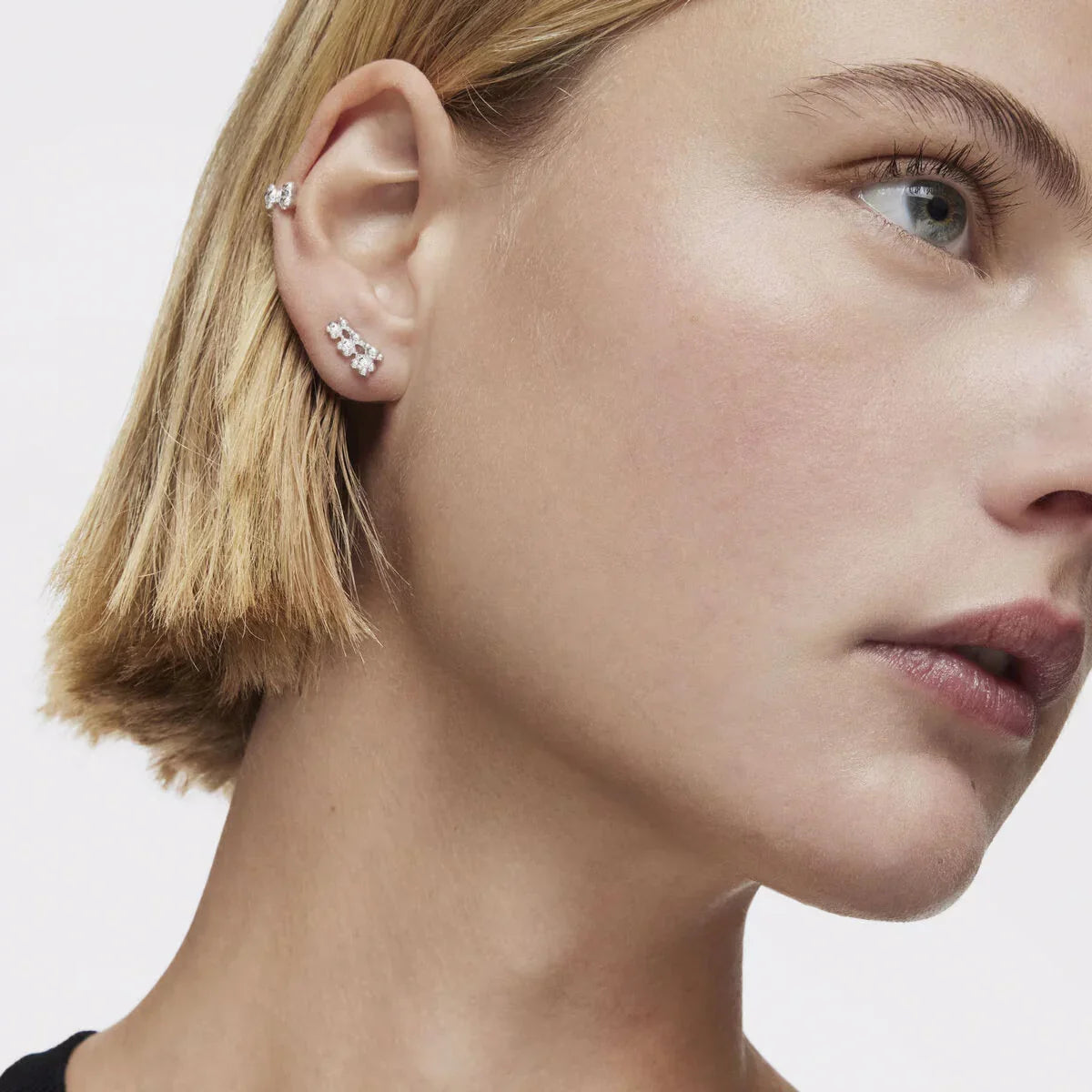 עגילי זהב לבן בעיצוב מודרני עם אבני חן, עגילי נשים יוקרתיים של CHOZEN