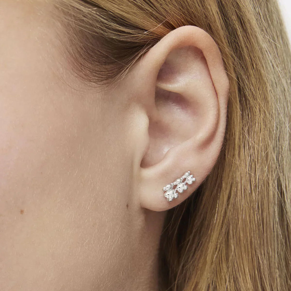 עגיל כסף עדין בשיבוץ אבני זירקוניה על אוזן אישה, CHOZEN תכשיטים יוקרתיים