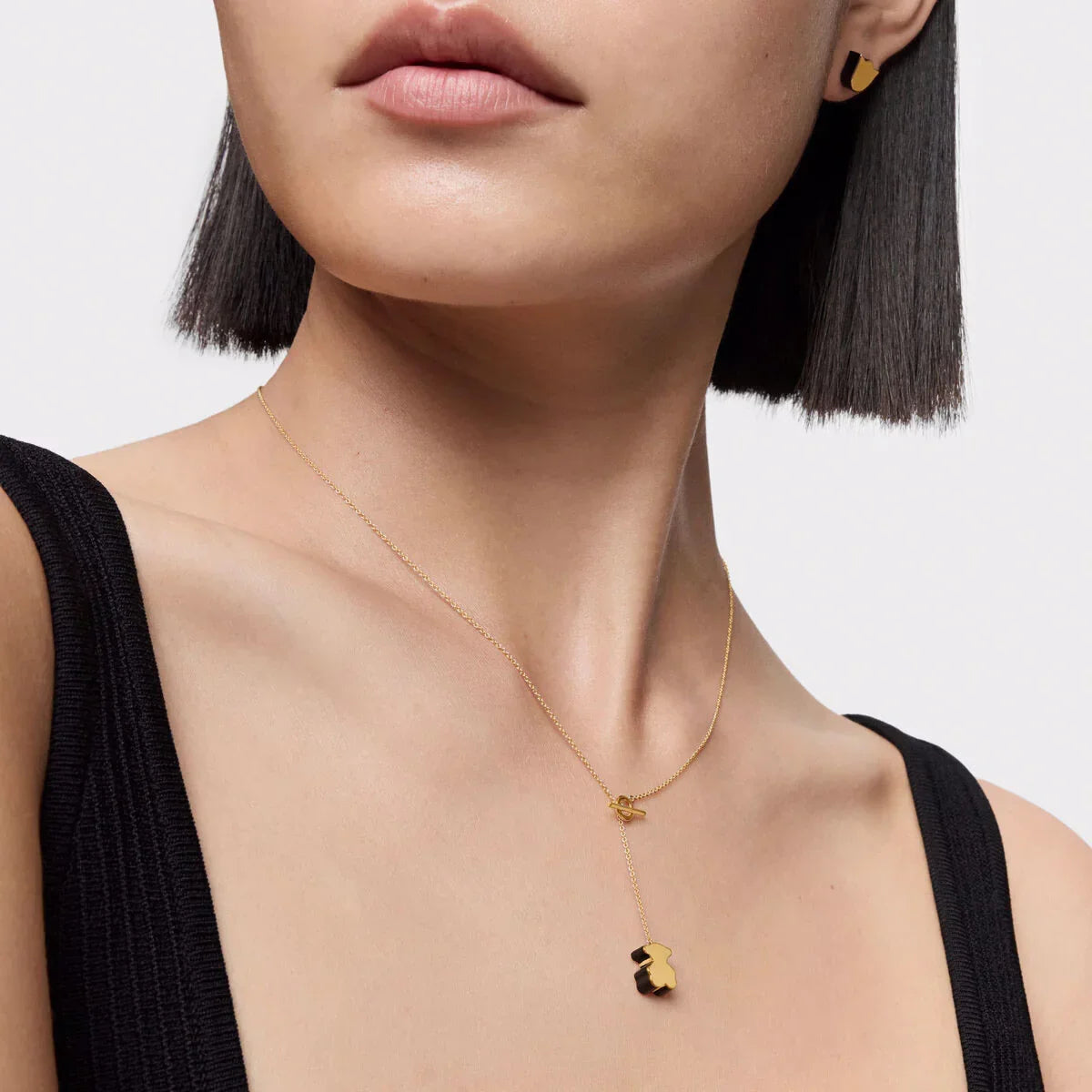 דגם שרשרת ועגילים מזהב עם תליון ייחודי על דוגמנית, אופנת CHOZEN, ייבוא קבוצת אלפא