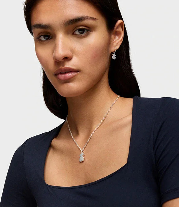 דוגמנית עונדת שרשרת ותליון, עגילים תואמים בעיצוב מודרני, מבית CHOZEN