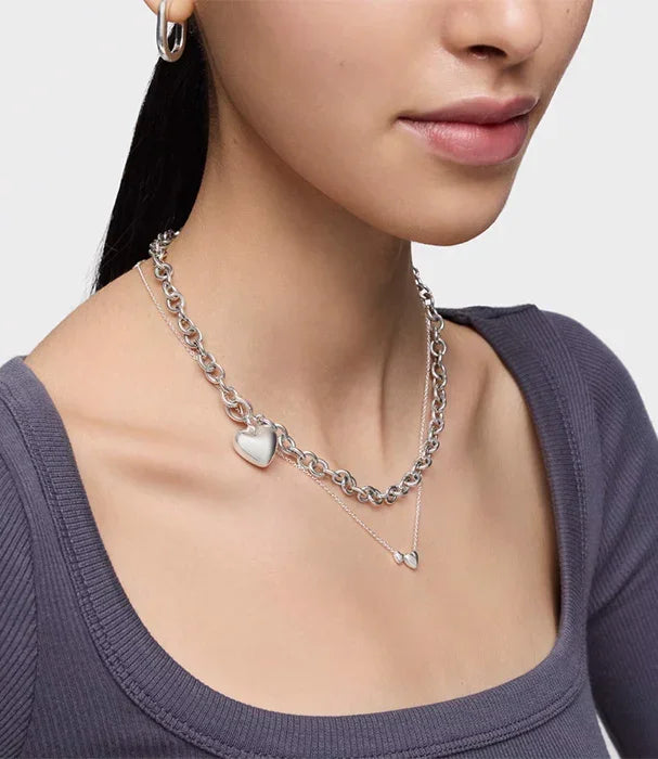 שרשרת כסף עם תליון לב על דוגמנית, תכשיטי CHOZEN, קבוצת אלפא