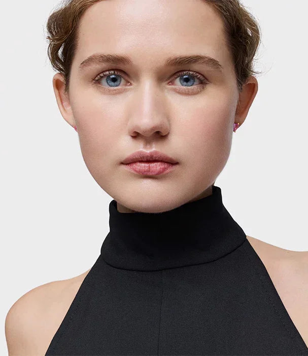 אישה עם שיער אסוף לובשת גולף שחור, צילום תקריב לסטייל CHOZEN בקבוצת אלפא