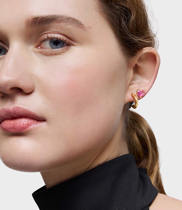 אישה עונדת עגיל זהב ועגיל עם אבן ורודה, מבית CHOZEN, אופנה יוקרתית מבית קבוצת אלפא