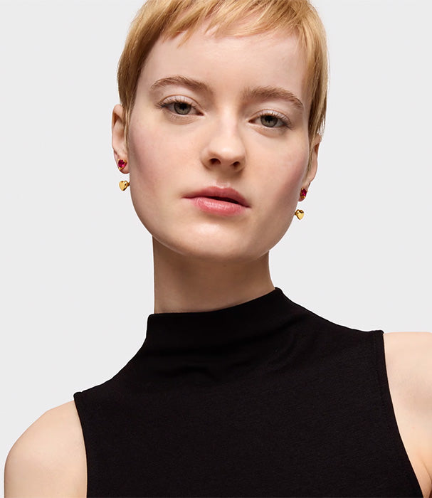 טואוס עגילי Garden of Love קצרים מכסף בציפוי זהב 18 קראט עם אבן אודם