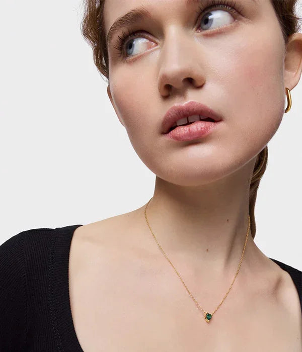 שרשרת זהב עדינה עם תליון ירוק, עגיל זהב, דוגמנית מצולמת מבט צד, CHOZEN