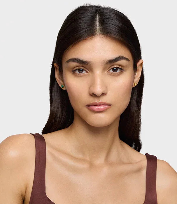 דוגמנית עם עגילי זהב קטנים, צילום תקריב לאתר CHOZEN, מבית קבוצת אלפא