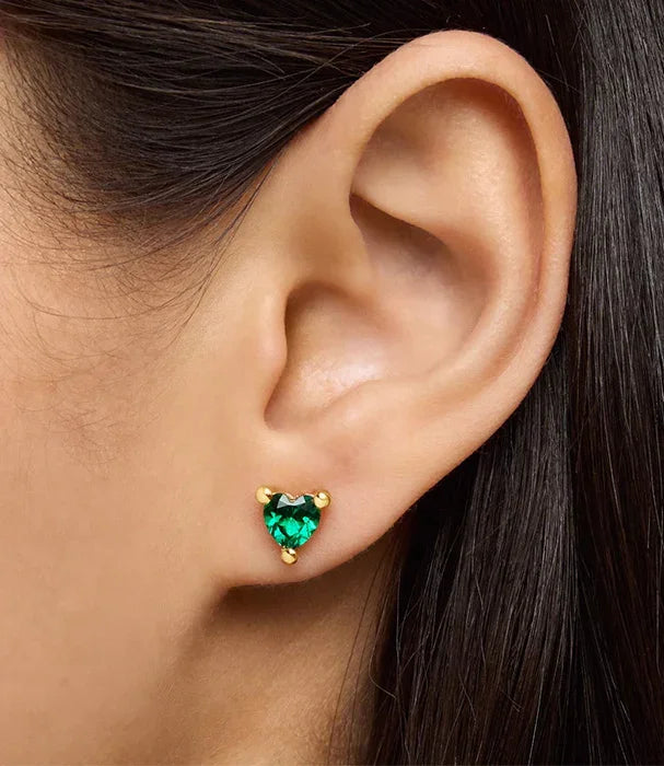 עגיל זהב משובץ אבן ירוקה בצורת לב על אוזן, תכשיטי CHOZEN אלפא מותגים