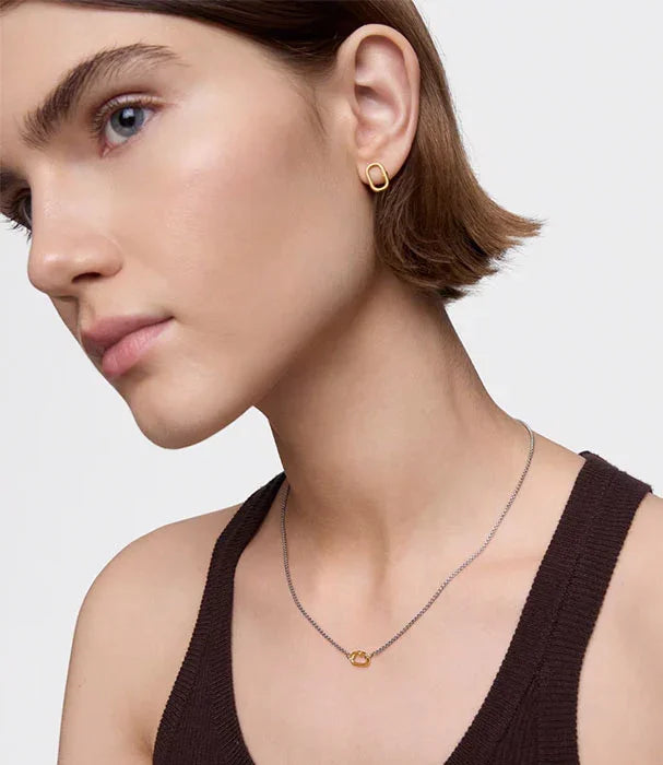 דוגמנית עונדת עגיל זהב ושרשרת כסף עם תליון זהב, תכשיטי אופנה CHOZEN