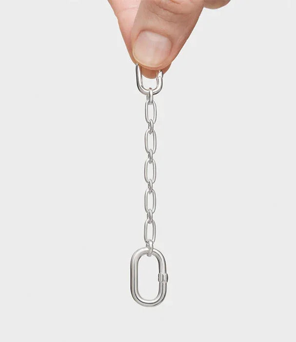 יד אוחזת שרשרת מתכת כסופה עם סוגר, מוצר CHOZEN, אביזר איכותי לקבוצת אלפא
